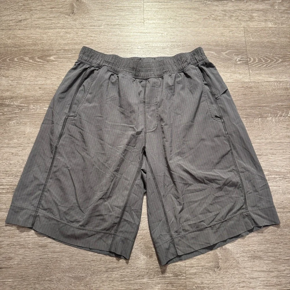 Lululemon Shorts Mens Large Gray Striped Pace Breaker 11 Performance Stretch Gym